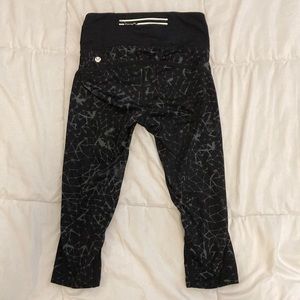 Lululemon Black x Grey Spider Web Geometric Capri Cropped Leggings Size 4